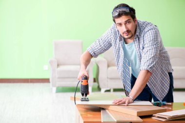 Atölyesinde çalışan marangoz.