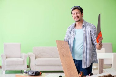 Atölyesinde çalışan marangoz.