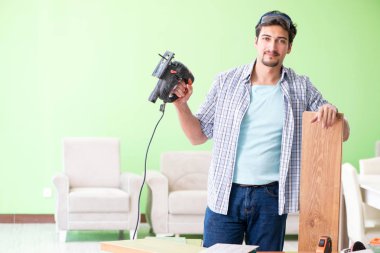 Atölyesinde çalışan marangoz.