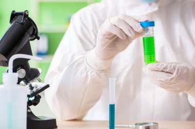 Laboratuvarda yeni bir deney üzerinde çalışan kimyager.