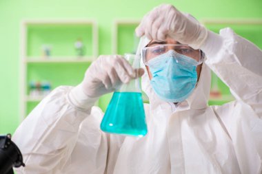 Laboratuvarda yeni bir deney üzerinde çalışan kimyager.