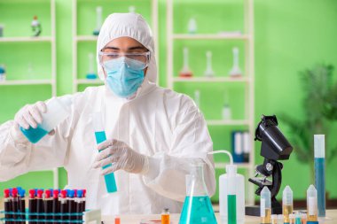 Laboratuvarda yeni bir deney üzerinde çalışan kimyager.