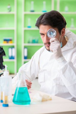 Laboratuvarda yeni bir deney üzerinde çalışan kimyager.