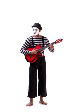 Gitar çalan pandomimci beyazda izole