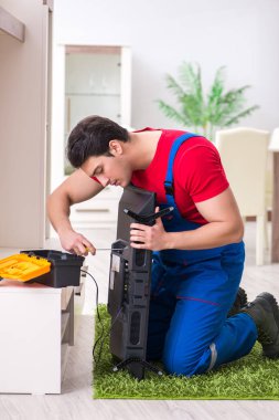 Profesyonel tamir mühendisi bozuk televizyonu tamir ediyor.