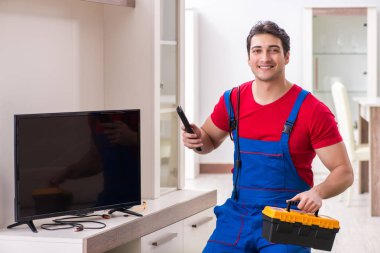Profesyonel tamir mühendisi bozuk televizyonu tamir ediyor.