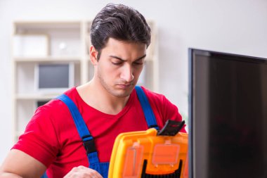 Profesyonel tamir mühendisi bozuk televizyonu tamir ediyor.