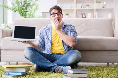 Boyun yaralanması olan öğrenci sınava hazırlanıyor.