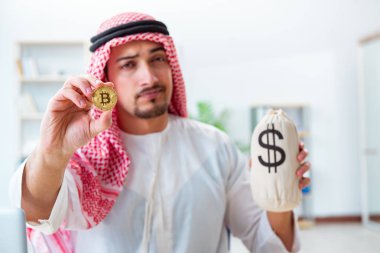 Kripto para madenciliğinde bitcoin kullanan Arap adam.