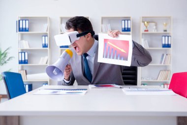 Ofiste sanal gerçeklik gözlüklü bir iş adamı var.