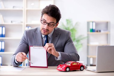 Ajan araba sigortası öneriyor.