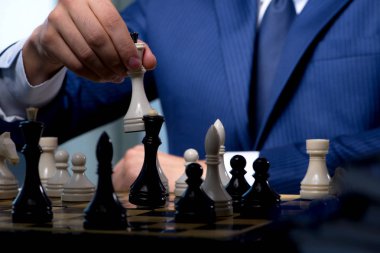 İş adamı strateji konseptinde satranç oynuyor