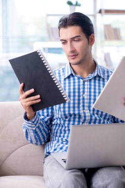 Bilgisayarlı beyaz öğrenci üniversite sınavlarına hazırlanıyor.