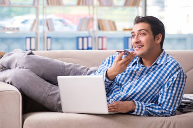 Bilgisayarlı beyaz öğrenci üniversite sınavlarına hazırlanıyor.