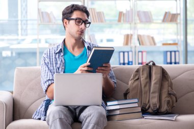 Bilgisayarlı beyaz öğrenci üniversite sınavlarına hazırlanıyor.