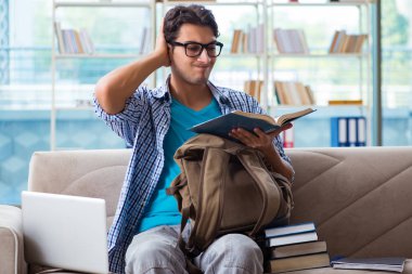 Bilgisayarlı beyaz öğrenci üniversite sınavlarına hazırlanıyor.