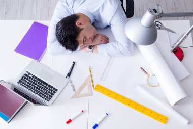 Yeni proje çizimleri üzerinde çalışan mühendis