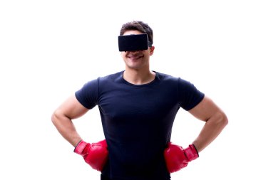 Beyaz arka planda sanal gerçeklik gözlükleriyle oynayan adam