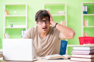 Üniversite sınavlarına hazırlanan öğrenci