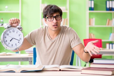 Üniversite sınavlarına hazırlanan öğrenci