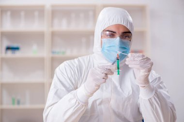 Kanıt için laboratuvarda çalışan uzman bir kriminolog.