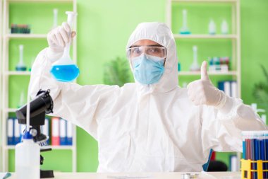 Laboratuvarda yeni bir deney üzerinde çalışan kimyager.