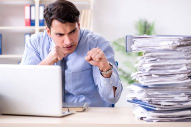 Ofiste çalışan son derece meşgul bir iş adamı.