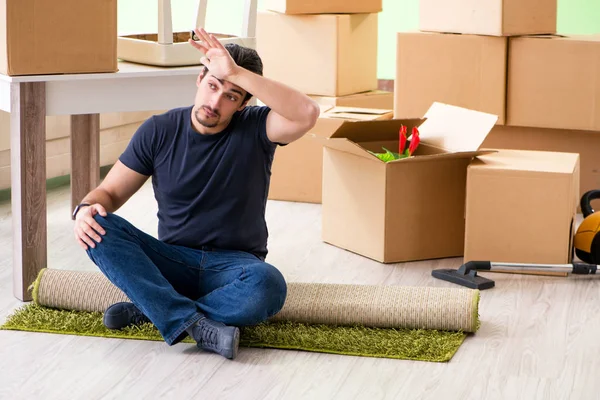 Kutuları taşıyan adam.