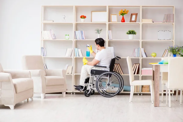 Pulitore per disabili fare le faccende domestiche — Foto Stock