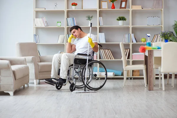 Hombre discapacitado limpiando piso en casa — Foto de Stock