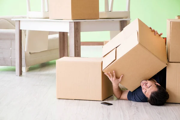 Uomo in movimento casa con scatole — Foto Stock
