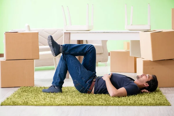 Kutuları taşıyan adam.