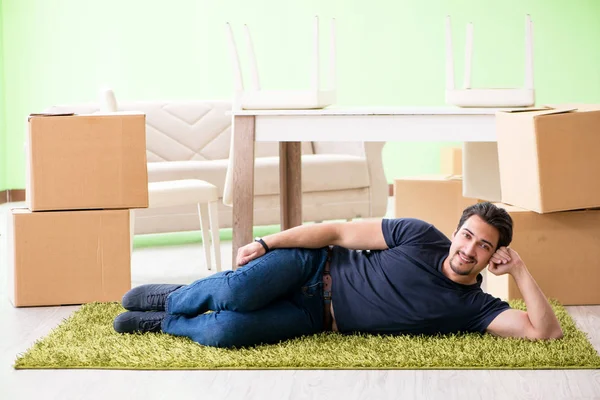 Kutuları taşıyan adam.