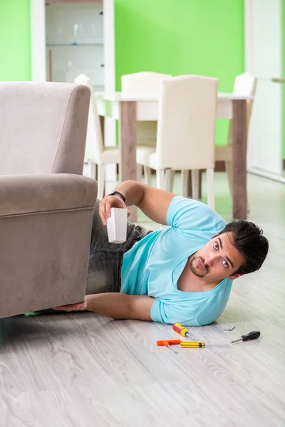 Evdeki mobilyaları tamir eden adam — Stok fotoğraf