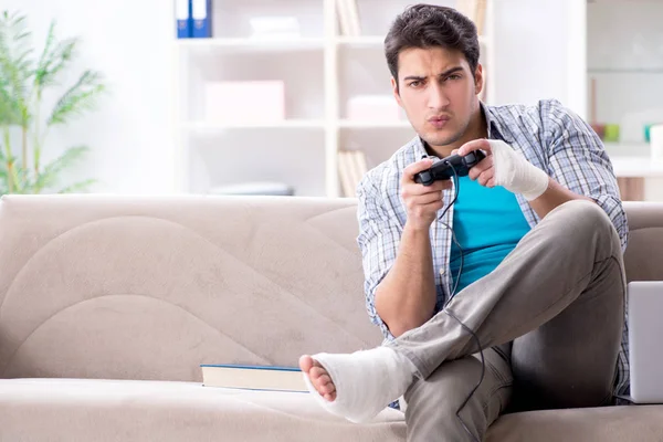 Evde yaralı genç bir öğrenci var.