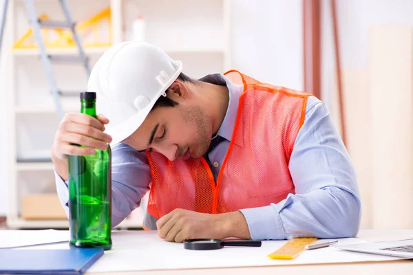 Atölyede çalışan sarhoş mühendis.