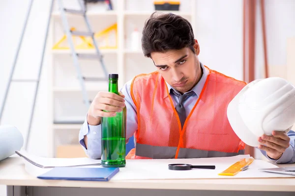 Atölyede çalışan sarhoş mühendis.