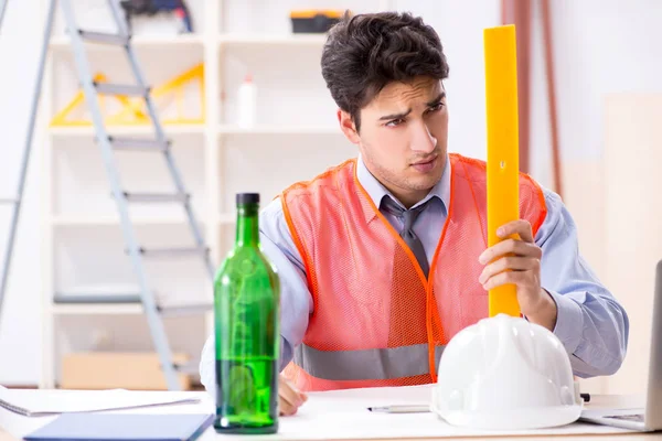 Atölyede çalışan sarhoş mühendis.