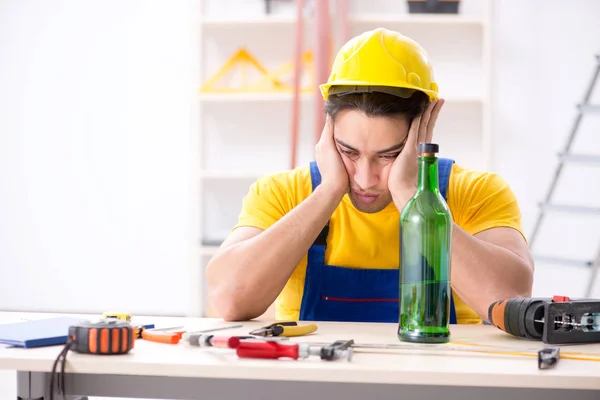 Dronken ingenieur werkt in de werkplaats — Stockfoto