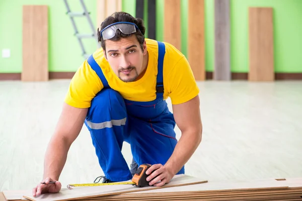 Professional contractor laying flooring at home — Stock Photo, Image