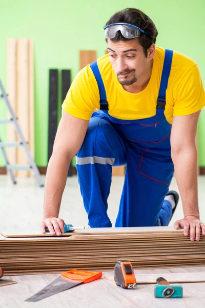 Profesyonel müteahhit evde döşeme döşemesi yapıyor.