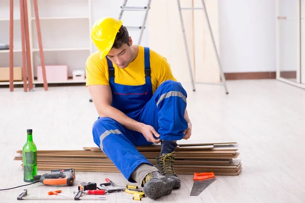 Reparador de piso bebiendo alcohol durante el descanso — Foto de Stock