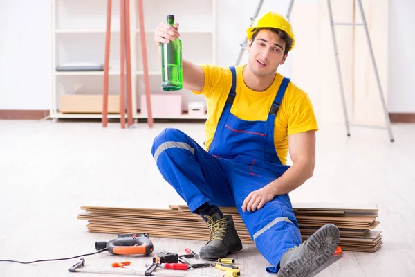 Tatilde içki içen tamirci.