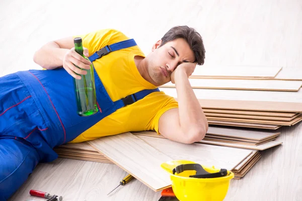 Fußbodenreparateur trinkt in der Pause Alkohol — Stockfoto