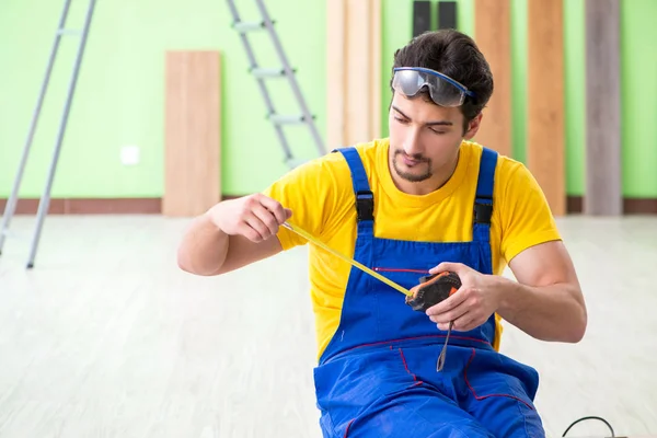 Professional contractor laying flooring at home — Stock Photo, Image