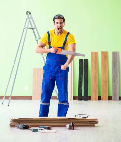 Professionell entreprenör som lägger golv hemma — Stockfoto