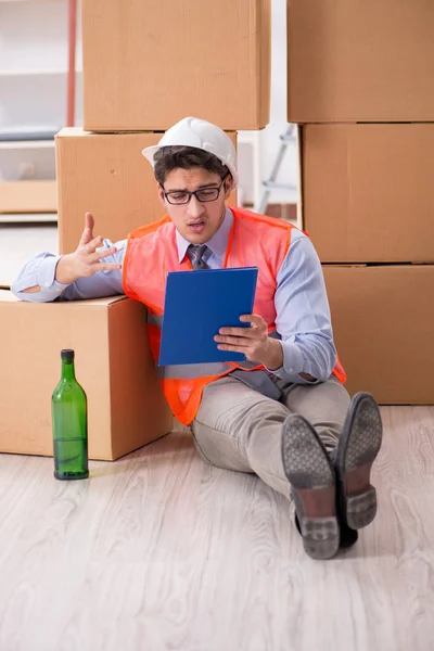 Entrega hombre borracho en el trabajo — Foto de Stock