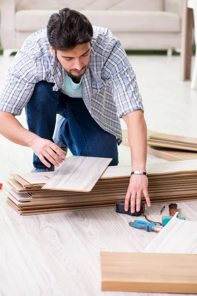 Evdeki döşemeleri döşeyen adam