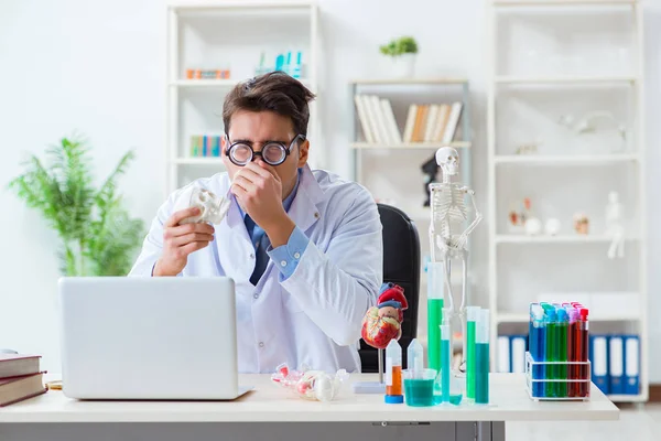 Divertente medico divertirsi in laboratorio ospedaliero — Foto Stock