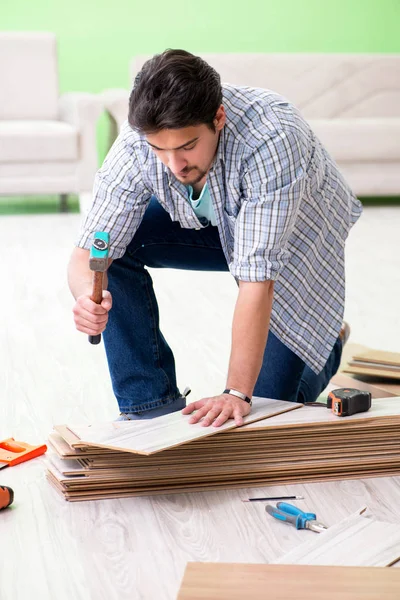 Evdeki döşemeleri döşeyen adam